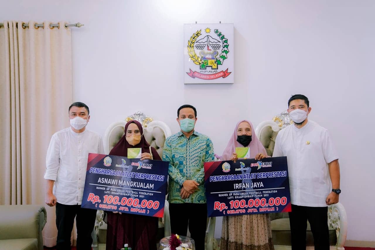 Andi Sudirman Serahkan Bonus Rp100 Juta Kepada Asnawi Mangkualam dan Irfan Jaya